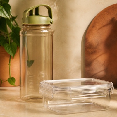Harde plastic drinkfles en vershoudbak als BPA-bronnen